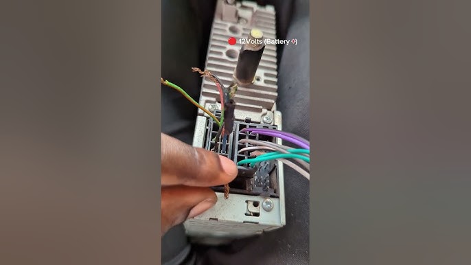 How to Hook Up a Car Stereo to a Battery